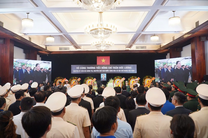 Hình ảnh lễ viếng nguyên Chủ tịch nước Trần Đức Lương tại TP HCM- Ảnh 11. Hình ảnh lễ viếng nguyên Chủ tịch nước Trần Đức Lương tại TP HCM- Ảnh 11.