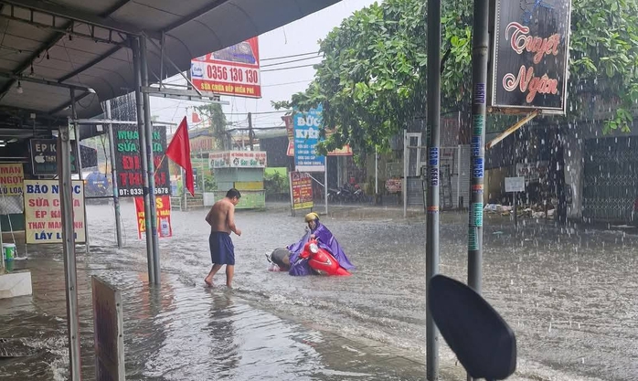 Đang tìm kiếm bé gái 10 tuổi bị nước cuốn trôi, nhiều nơi ở Biên Hòa ngập trong biển nước - Ảnh 4.