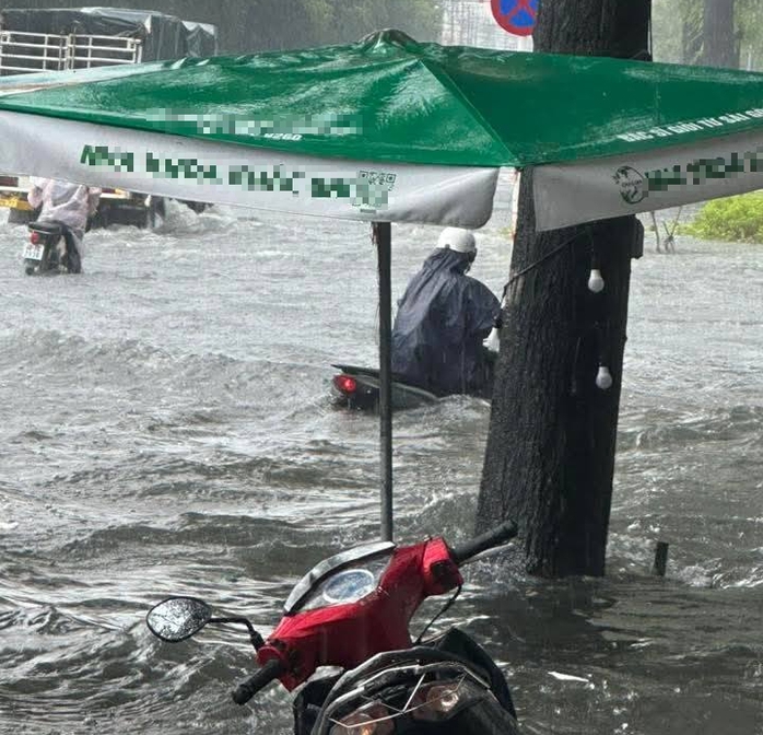 Đang tìm kiếm bé gái 10 tuổi bị nước cuốn trôi, nhiều nơi ở Biên Hòa ngập trong biển nước - Ảnh 5.