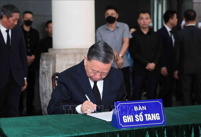 Xúc động những dòng ghi sổ tang viếng nguyên Chủ tịch nước Trần Đức Lương- Ảnh 1. Xúc động những dòng ghi sổ tang viếng nguyên Chủ tịch nước Trần Đức Lương- Ảnh 1.