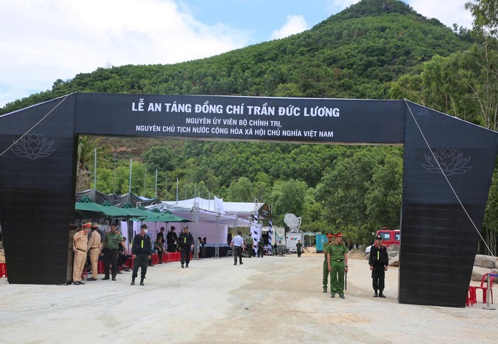 Đưa linh cữu nguyên Chủ tịch nước Trần Đức Lương về quê nhà- Ảnh 3. Đưa linh cữu nguyên Chủ tịch nước Trần Đức Lương về quê nhà- Ảnh 3.