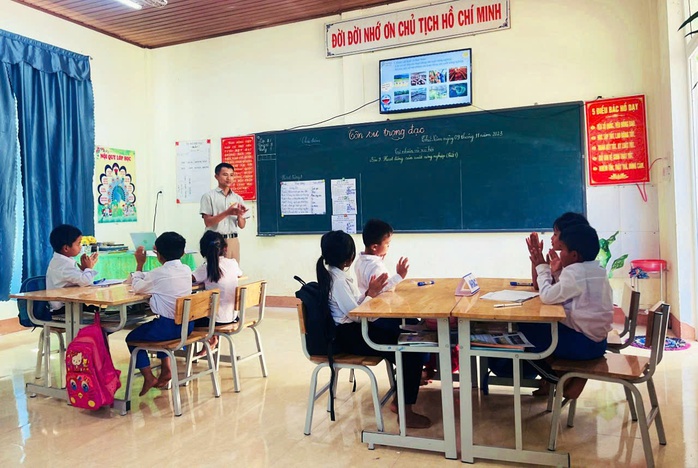 Cuộc thi viết Người thầy kính yêu: Miệt mài gieo chữ, trồng người- Ảnh 1. Cuộc thi viết Người thầy kính yêu: Miệt mài gieo chữ, trồng người- Ảnh 1.