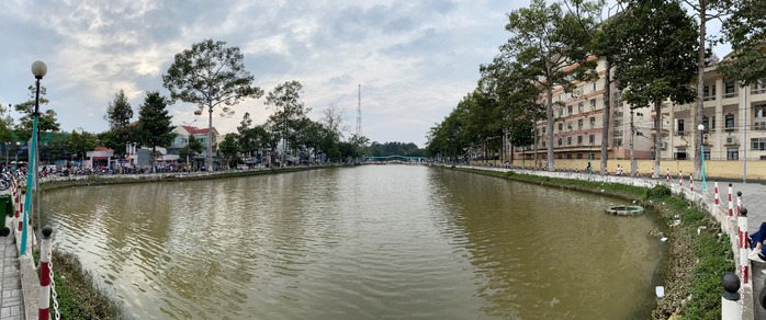 Hình ảnh không đẹp giữa lòng thành phố ở An Giang - Ảnh 2.