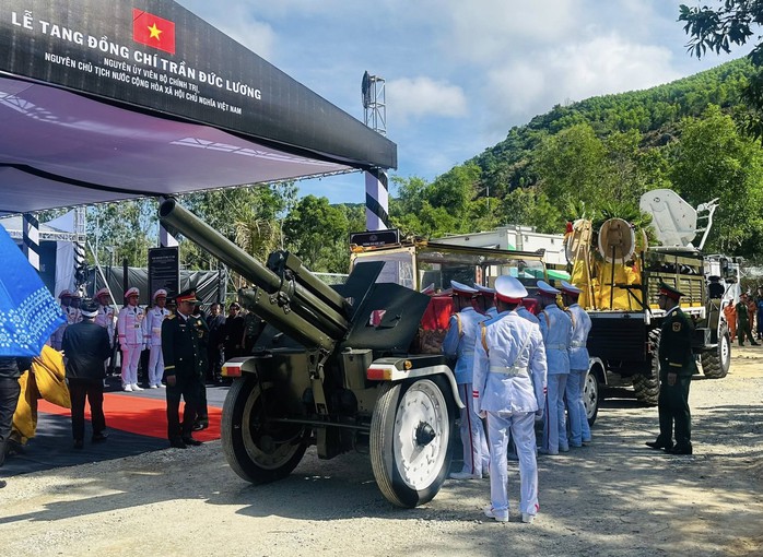 Xúc động lễ an táng nguyên Chủ tịch nước Trần Đức Lương- Ảnh 2. Xúc động lễ an táng nguyên Chủ tịch nước Trần Đức Lương- Ảnh 2.