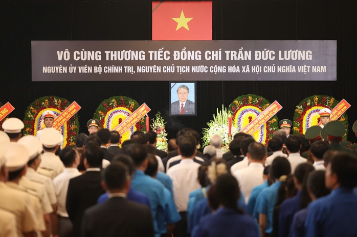 Hơn 3.600 lượt người đến Hội trường Thống Nhất viếng tang nguyên Chủ tịch nước Trần Đức Lương- Ảnh 4. Hơn 3.600 lượt người đến Hội trường Thống Nhất viếng tang nguyên Chủ tịch nước Trần Đức Lương- Ảnh 4.
