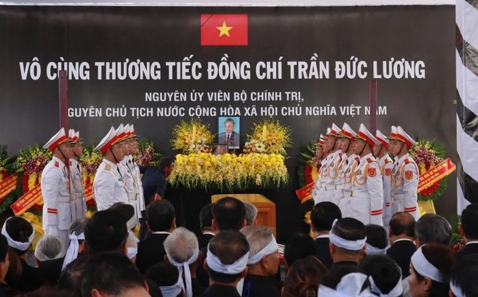 Xúc động lễ an táng nguyên Chủ tịch nước Trần Đức Lương- Ảnh 3. Xúc động lễ an táng nguyên Chủ tịch nước Trần Đức Lương- Ảnh 3.