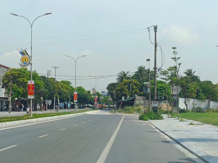 VIDEO: Đường hơn 300 tỉ đồng bị “thắt cổ chai” vì tắc 50 m mặt bằng- Ảnh 1. VIDEO: Đường hơn 300 tỉ đồng bị “thắt cổ chai” vì tắc 50 m mặt bằng- Ảnh 1.