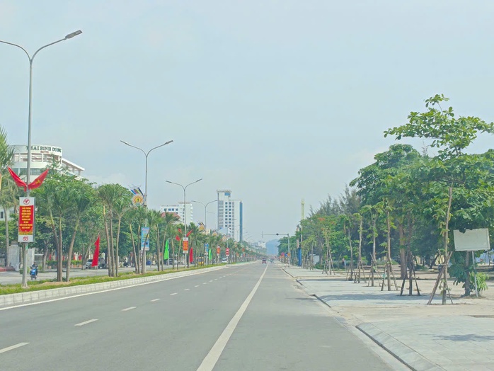 VIDEO: Đường hơn 300 tỉ đồng bị “thắt cổ chai” vì tắc 50 m mặt bằng- Ảnh 7. VIDEO: Đường hơn 300 tỉ đồng bị “thắt cổ chai” vì tắc 50 m mặt bằng- Ảnh 7.
