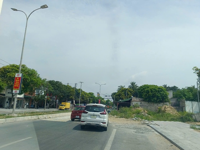 VIDEO: Đường hơn 300 tỉ đồng bị “thắt cổ chai” vì tắc 50 m mặt bằng- Ảnh 2. VIDEO: Đường hơn 300 tỉ đồng bị “thắt cổ chai” vì tắc 50 m mặt bằng- Ảnh 2.