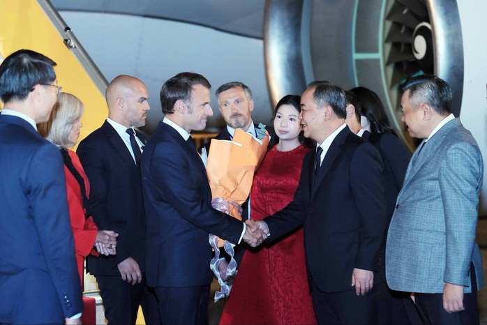 Tổng thống Pháp Emmanuel Macron và Phu nhân tới Hà Nội- Ảnh 1. Tổng thống Pháp Emmanuel Macron và Phu nhân tới Hà Nội- Ảnh 1.