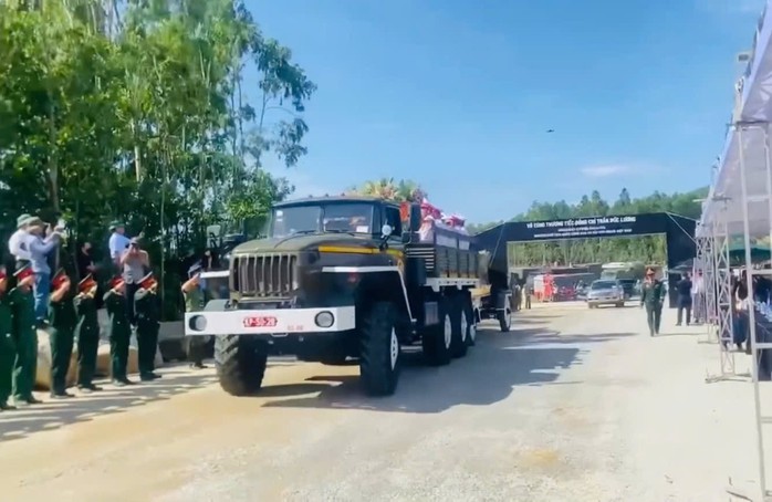 Xúc động lễ an táng nguyên Chủ tịch nước Trần Đức Lương- Ảnh 1. Xúc động lễ an táng nguyên Chủ tịch nước Trần Đức Lương- Ảnh 1.