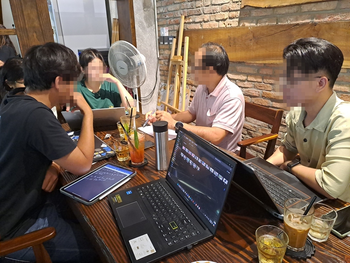 Hiện tượng "ngồi đồng" và ứng xử từ chủ quán - Ảnh 1. Hiện tượng "ngồi đồng" và ứng xử từ chủ quán - Ảnh 1.