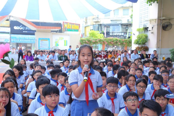 Bất ngờ ở một lễ tổng kết năm học: Khi phụ huynh cũng được vinh danh - Ảnh 1.