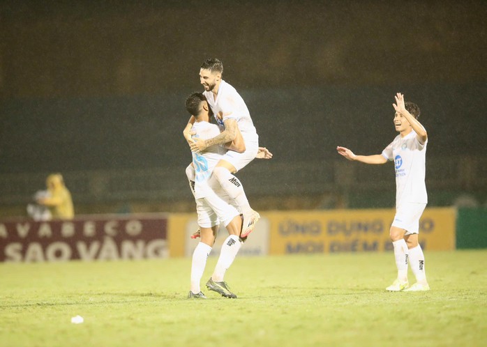 Cầu thủ Việt kiều ghi bàn giúp Nam Định tiến gần ngôi vương V-League - Ảnh 5.