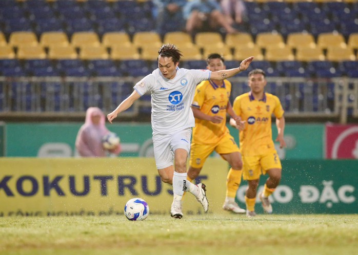 Cầu thủ Việt kiều ghi bàn giúp Nam Định tiến gần ngôi vương V-League - Ảnh 2.