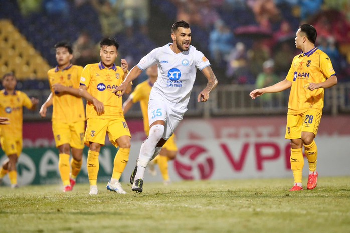 Cầu thủ Việt kiều ghi bàn giúp Nam Định tiến gần ngôi vương V-League - Ảnh 3.