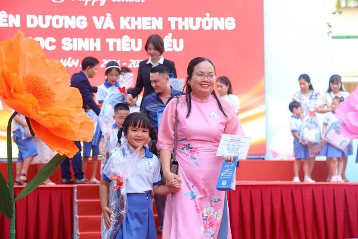 Bất ngờ ở một lễ tổng kết năm học: Khi phụ huynh cũng được vinh danh - Ảnh 2.