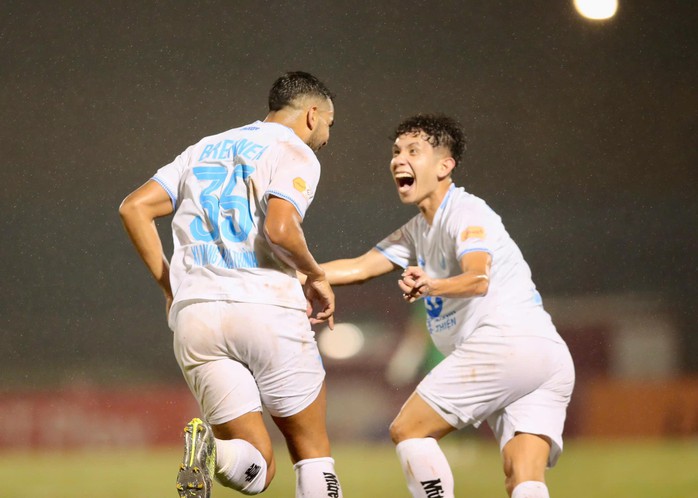 Cầu thủ Việt kiều ghi bàn giúp Nam Định tiến gần ngôi vương V-League - Ảnh 4.