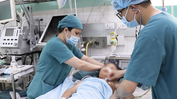 Bé gái 8 tuổi ở Phan Thiết bị cửa cuốn cuốn vào người, nguy kịch tính mạng - Ảnh 1.