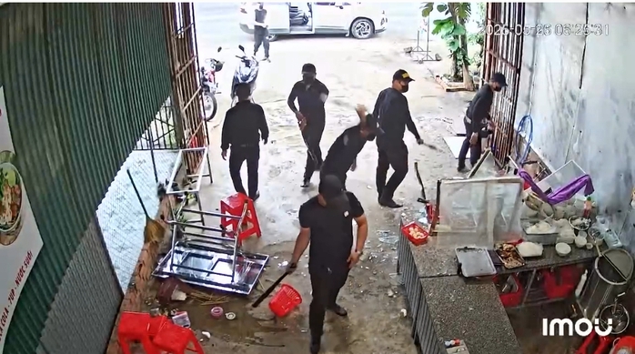Công an tỉnh Đắk Lắk thông tin về nhóm côn đồ mặc đồ đen đập phá quán phở - Ảnh 1.