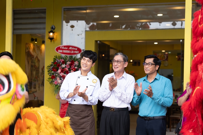 Nam thần "Mắt biếc" làm đầu bếp mì Quảng - Ảnh 4.