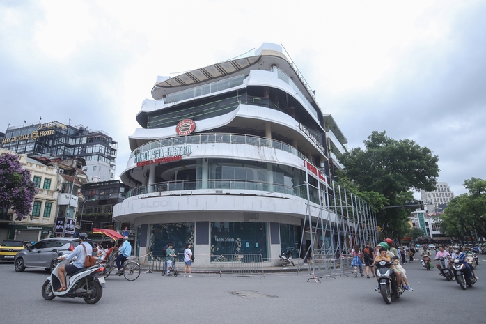 VIDEO: Quây rào, phá dỡ tòa nhà "hàm cá mập"- Ảnh 1.