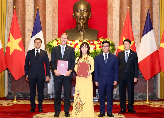 Chủ tịch nước Lương Cường và Tổng thống Pháp chứng kiến Vietjet đặt mua 20 máy bay thân rộng - Ảnh 1.