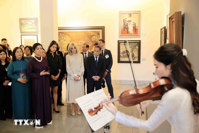 Phu nhân Tổng Bí thư và Phu nhân Tổng thống Pháp thăm Bảo tàng Mỹ thuật Việt Nam- Ảnh 5. Phu nhân Tổng Bí thư và Phu nhân Tổng thống Pháp thăm Bảo tàng Mỹ thuật Việt Nam- Ảnh 5.