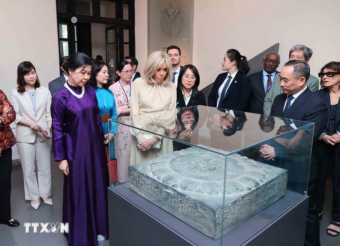 Phu nhân Tổng Bí thư và Phu nhân Tổng thống Pháp thăm Bảo tàng Mỹ thuật Việt Nam- Ảnh 4. Phu nhân Tổng Bí thư và Phu nhân Tổng thống Pháp thăm Bảo tàng Mỹ thuật Việt Nam- Ảnh 4.