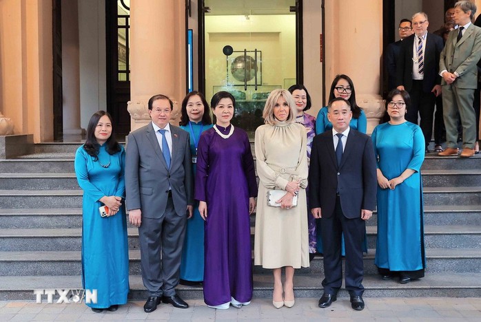 Phu nhân Tổng Bí thư và Phu nhân Tổng thống Pháp thăm Bảo tàng Mỹ thuật Việt Nam- Ảnh 6. Phu nhân Tổng Bí thư và Phu nhân Tổng thống Pháp thăm Bảo tàng Mỹ thuật Việt Nam- Ảnh 6.