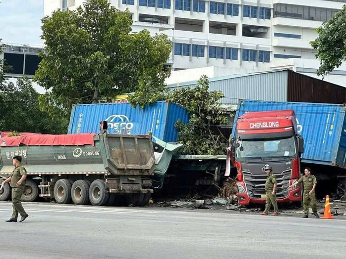 Hiện trường xe container và xe ben tông nhau trên đường Mỹ Phước- Tân Vạn ở Bình Dương- Ảnh 1. Hiện trường xe container và xe ben tông nhau trên đường Mỹ Phước- Tân Vạn ở Bình Dương- Ảnh 1.