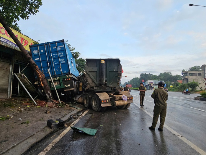 Hiện trường xe container và xe ben tông nhau trên đường Mỹ Phước- Tân Vạn ở Bình Dương- Ảnh 2. Hiện trường xe container và xe ben tông nhau trên đường Mỹ Phước- Tân Vạn ở Bình Dương- Ảnh 2.