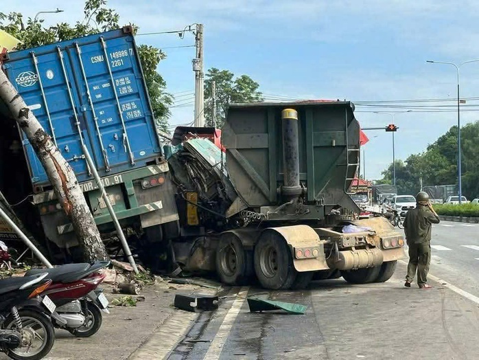 Hiện trường xe container và xe ben tông nhau trên đường Mỹ Phước- Tân Vạn ở Bình Dương- Ảnh 3. Hiện trường xe container và xe ben tông nhau trên đường Mỹ Phước- Tân Vạn ở Bình Dương- Ảnh 3.