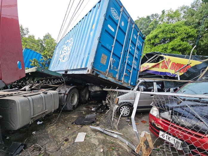 Hiện trường xe container và xe ben tông nhau trên đường Mỹ Phước- Tân Vạn ở Bình Dương- Ảnh 4. Hiện trường xe container và xe ben tông nhau trên đường Mỹ Phước- Tân Vạn ở Bình Dương- Ảnh 4.