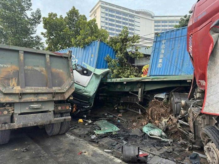 Hiện trường xe container và xe ben tông nhau trên đường Mỹ Phước- Tân Vạn ở Bình Dương- Ảnh 5. Hiện trường xe container và xe ben tông nhau trên đường Mỹ Phước- Tân Vạn ở Bình Dương- Ảnh 5.