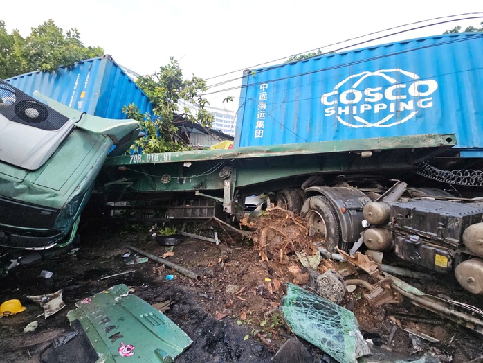 Hiện trường xe container và xe ben tông nhau trên đường Mỹ Phước- Tân Vạn ở Bình Dương- Ảnh 6. Hiện trường xe container và xe ben tông nhau trên đường Mỹ Phước- Tân Vạn ở Bình Dương- Ảnh 6.