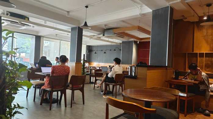 Lùm xùm chuỗi cà phê The Coffee House bịt ổ điện khi về chủ mới - Ảnh 3.