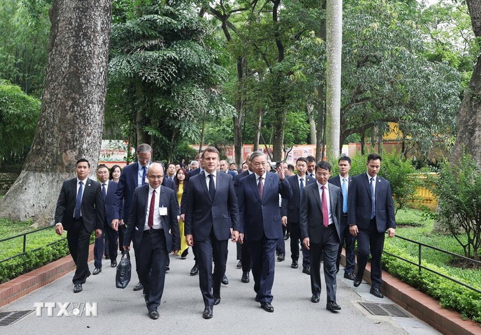 Tổng Bí thư Tô Lâm và Tổng thống Pháp trồng cây hữu nghị trong Khu di tích Chủ tịch Hồ Chí Minh- Ảnh 3. Tổng Bí thư Tô Lâm và Tổng thống Pháp trồng cây hữu nghị trong Khu di tích Chủ tịch Hồ Chí Minh- Ảnh 3.
