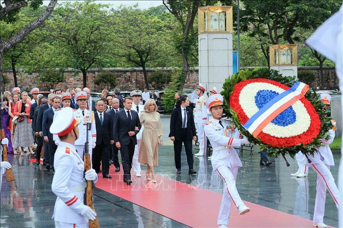 Tổng thống Pháp viếng Chủ tịch Hồ Chí Minh - Ảnh 5.