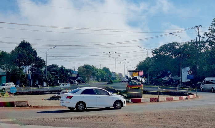 gia Lai: Làm rõ thông tin phá bỏ vòng xuyến Hàm Rồng hết ... 5 tỉ đồng- Ảnh 3. gia Lai: Làm rõ thông tin phá bỏ vòng xuyến Hàm Rồng hết ... 5 tỉ đồng- Ảnh 3.