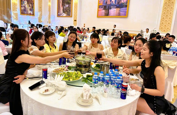Một công ty ở Thanh Hóa chi 5,2 tỉ đồng mời cơm tri ân công nhân ở nhà hàng hạng sang- Ảnh 2. Một công ty ở Thanh Hóa chi 5,2 tỉ đồng mời cơm tri ân công nhân ở nhà hàng hạng sang- Ảnh 2.
