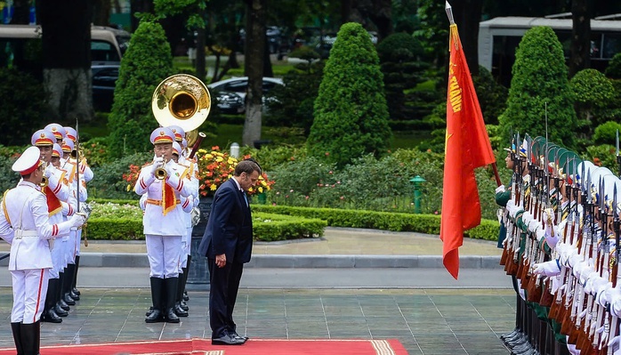 Lễ đón Tổng thống Pháp Emmanuel Macron thăm cấp Nhà nước tới Việt Nam- Ảnh 12. Lễ đón Tổng thống Pháp Emmanuel Macron thăm cấp Nhà nước tới Việt Nam - Ảnh 11.
