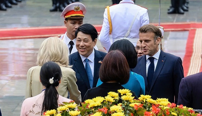 Lễ đón Tổng thống Pháp Emmanuel Macron thăm cấp Nhà nước tới Việt Nam- Ảnh 15. Lễ đón Tổng thống Pháp Emmanuel Macron thăm cấp Nhà nước tới Việt Nam - Ảnh 14.