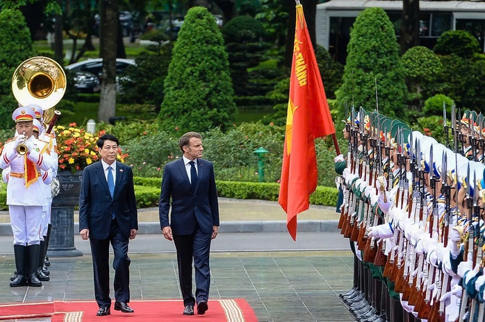 Lễ đón Tổng thống Pháp Emmanuel Macron thăm cấp Nhà nước tới Việt Nam- Ảnh 13. Lễ đón Tổng thống Pháp Emmanuel Macron thăm cấp Nhà nước tới Việt Nam - Ảnh 12.