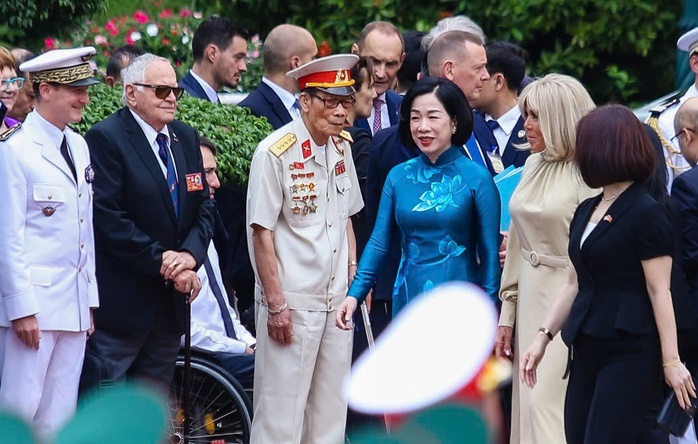 Lễ đón Tổng thống Pháp Emmanuel Macron thăm cấp Nhà nước tới Việt Nam- Ảnh 16. Lễ đón Tổng thống Pháp Emmanuel Macron thăm cấp Nhà nước tới Việt Nam - Ảnh 15.