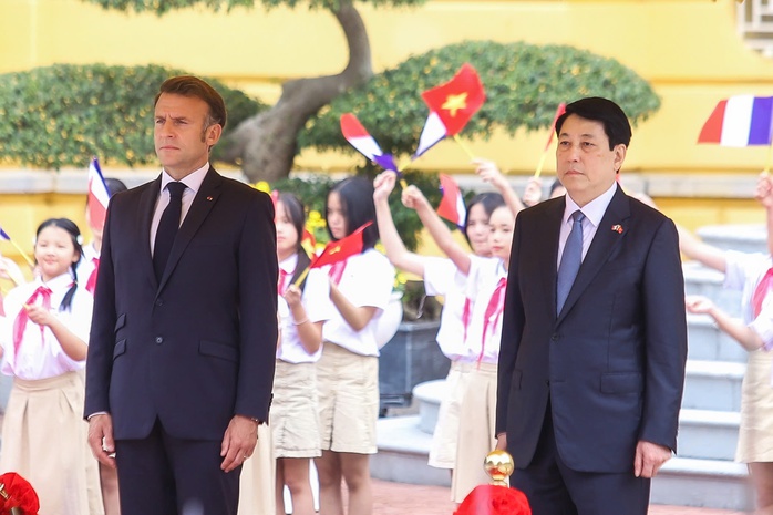 Lễ đón Tổng thống Pháp Emmanuel Macron thăm cấp Nhà nước tới Việt Nam- Ảnh 10. Lễ đón Tổng thống Pháp Emmanuel Macron thăm cấp Nhà nước tới Việt Nam - Ảnh 9.