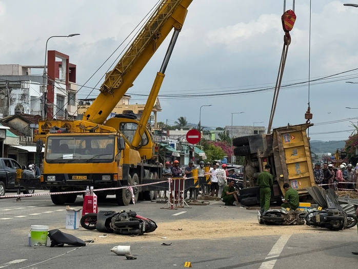 Thêm một người tử vong trong vụ xe tải lao vào nhà dân ở Quảng Ngãi - Ảnh 1.