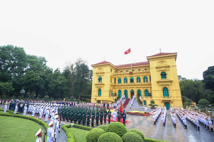Lễ đón Tổng thống Pháp Emmanuel Macron thăm cấp Nhà nước tới Việt Nam- Ảnh 8. Lễ đón Tổng thống Pháp Emmanuel Macron thăm cấp Nhà nước tới Việt Nam - Ảnh 7.