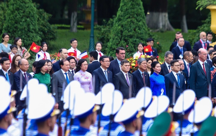 Lễ đón Tổng thống Pháp Emmanuel Macron thăm cấp Nhà nước tới Việt Nam- Ảnh 17. Lễ đón Tổng thống Pháp Emmanuel Macron thăm cấp Nhà nước tới Việt Nam - Ảnh 16.