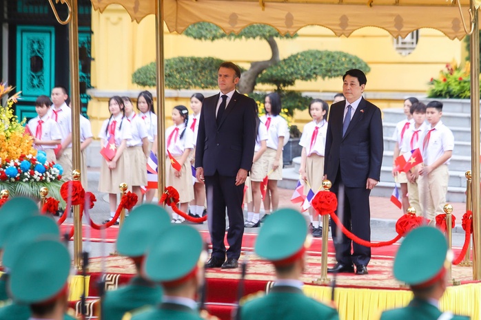 Lễ đón Tổng thống Pháp Emmanuel Macron thăm cấp Nhà nước tới Việt Nam- Ảnh 1. Lễ đón Tổng thống Pháp Emmanuel Macron thăm cấp Nhà nước tới Việt Nam - Ảnh 1.